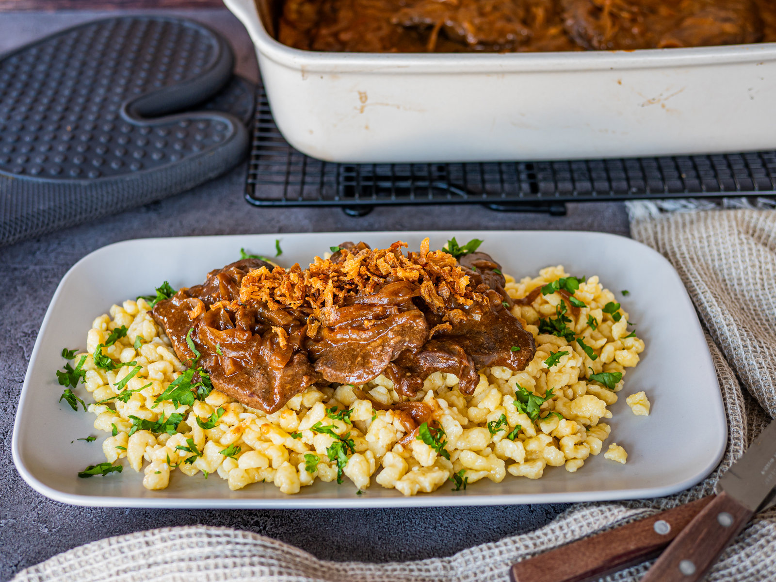 Tiroler Zwiebelrostbraten aus der Ofenhexe