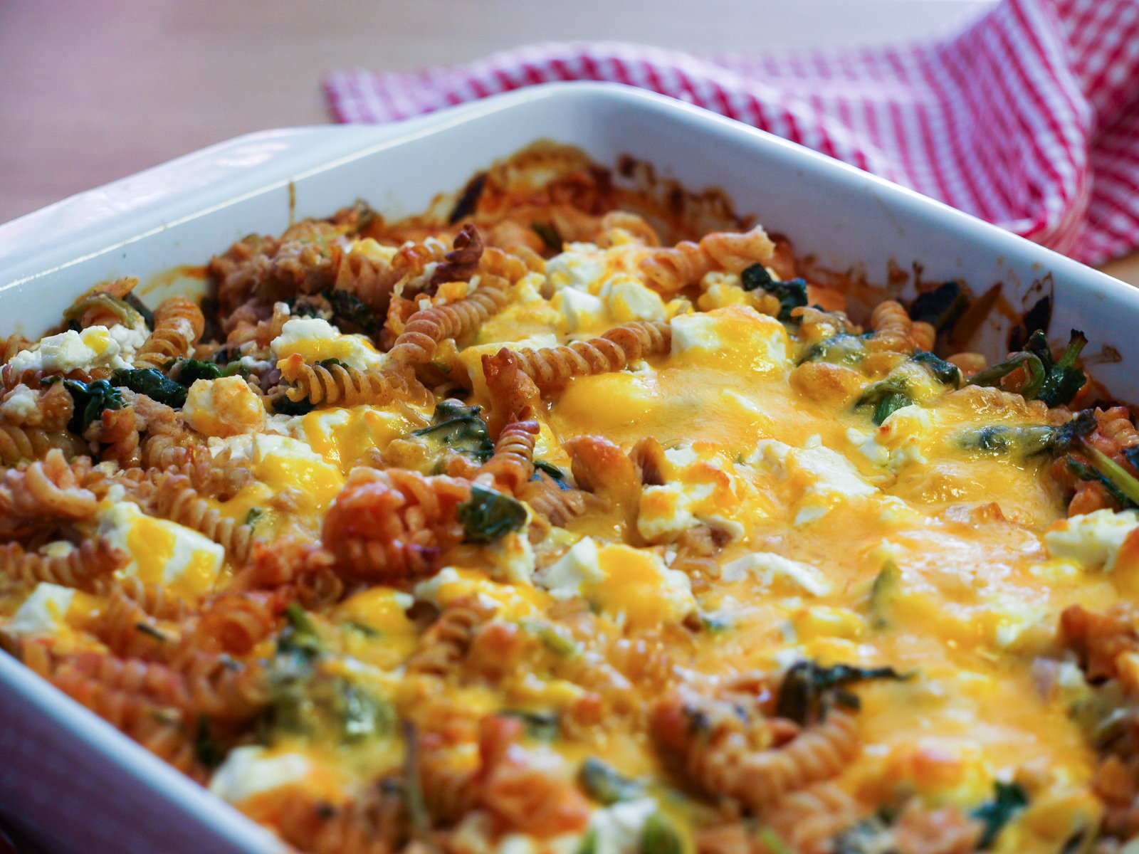 One Pot Thunfisch-Nudeln mit Spinat und Käse in einer Auflaufform